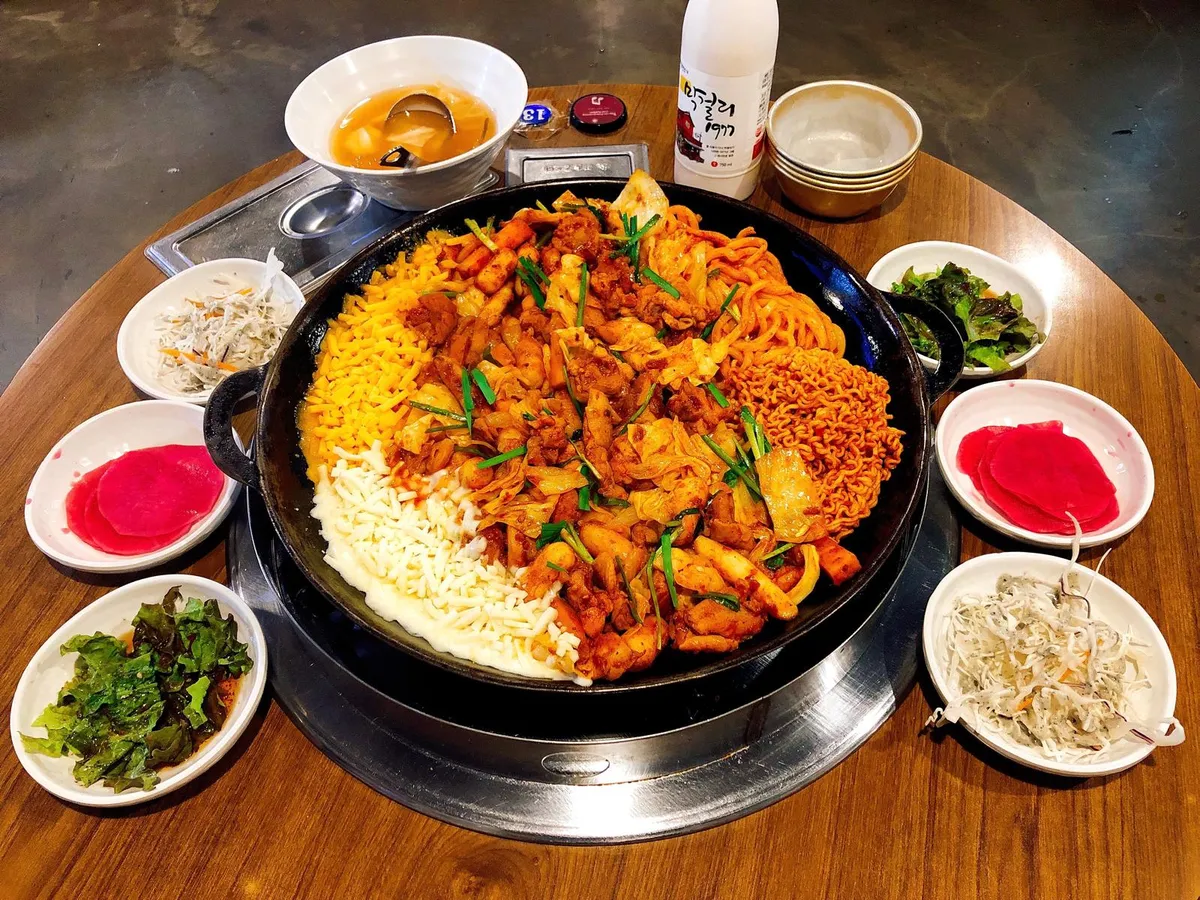 홍대 맛집 신미경의 시그니처 매운맛 닭갈비 - 신선한 야채, 치즈, 무쌈과 전통 밤 막걸리 서울 홍대 유명 음식점 | Hongdae restaurant signature spicy dakgalbi - Shin Mi-kyung Seoul famous gourmet with fresh vegetables, cheese and traditional Korean banchan | 弘大美食招牌辣味辣炒鸡排 - 神美京首尔著名餐厅与新鲜蔬菜和传统配菜 | 弘大美食招牌辣味辣炒鸡排 - 神美京首爾著名餐廳與新鮮蔬菜和傳統配菜 | 弘大グルメ看板辛味辣炒鸡排 - 神美京ソウル著名レストランと新鮮野菜と伝統副菜
